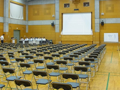 パイプ椅子が並べられた説明会（斜めから撮影）